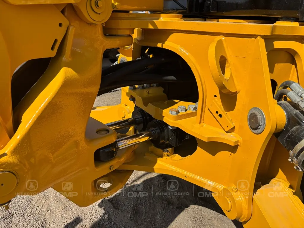 CAT 450F 0377 (18).webp