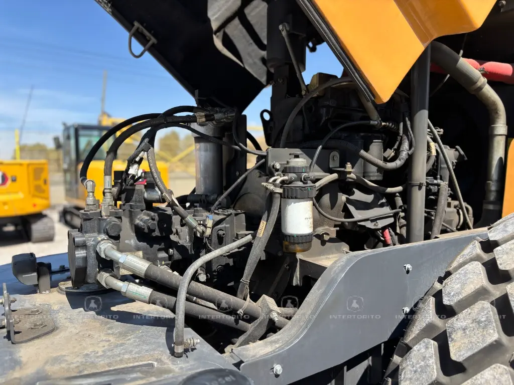 CASE 1110EXD 6892 (2).webp