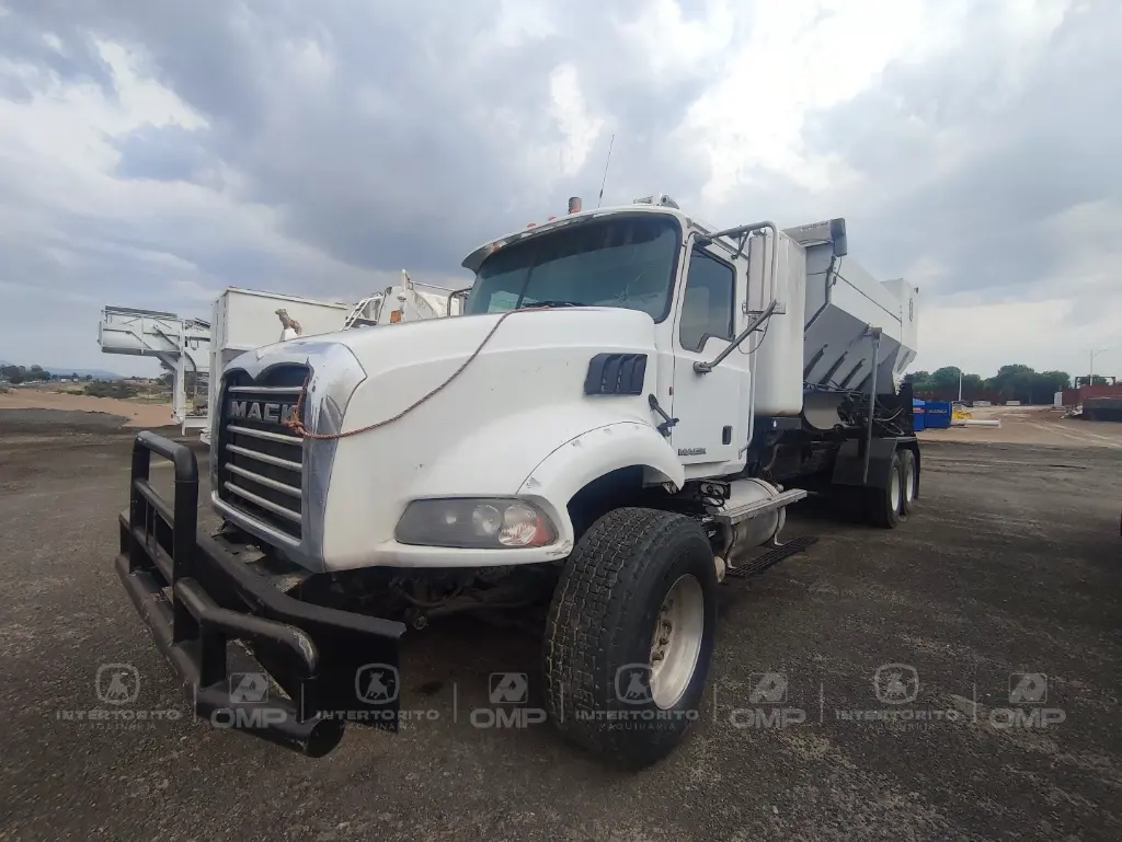 3 CAMION MACK GU813 (9).webp