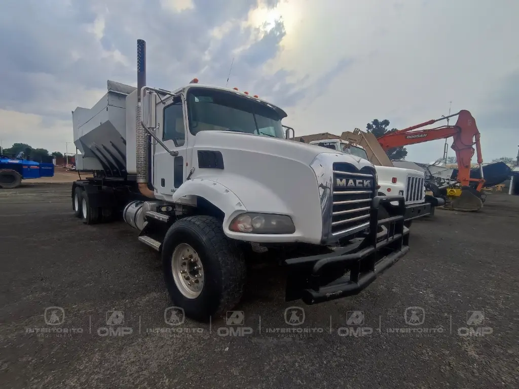 2 CAMION MACK GU813 (11).webp
