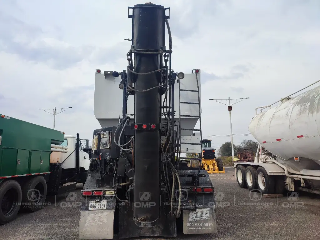 8 CAMION MACK GU813 (2).webp