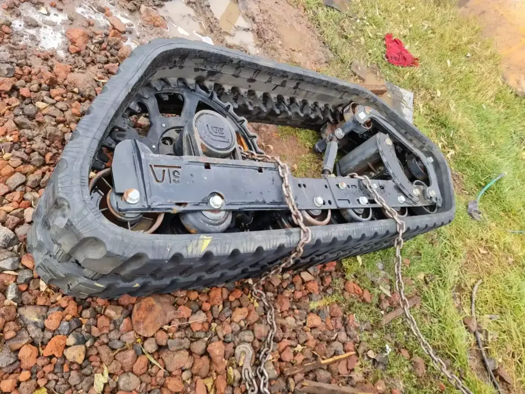 SISTEMA DE CADENAS PARA MINICARGADOR (4).webp