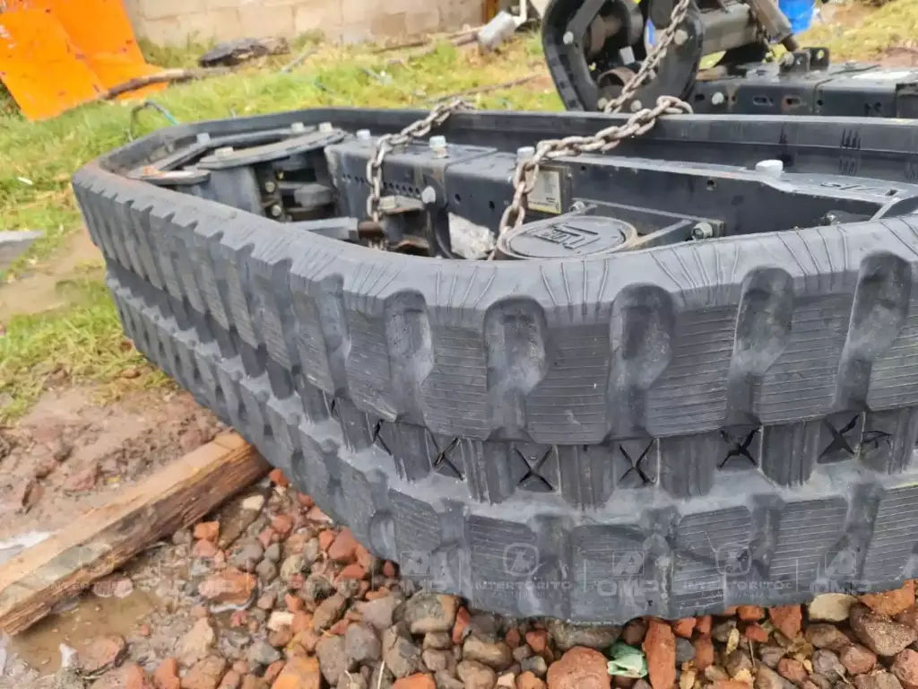 SISTEMA DE CADENAS PARA MINICARGADOR (2).webp