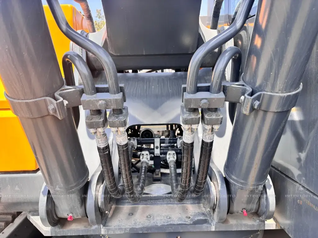 HYUNDAI R215 (8)_18_11zon.webp