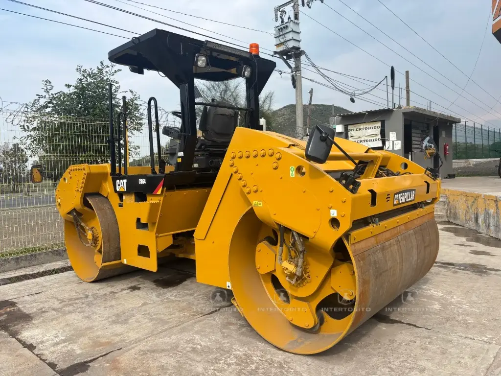 Vibrocompactador Tandem CAT CB64