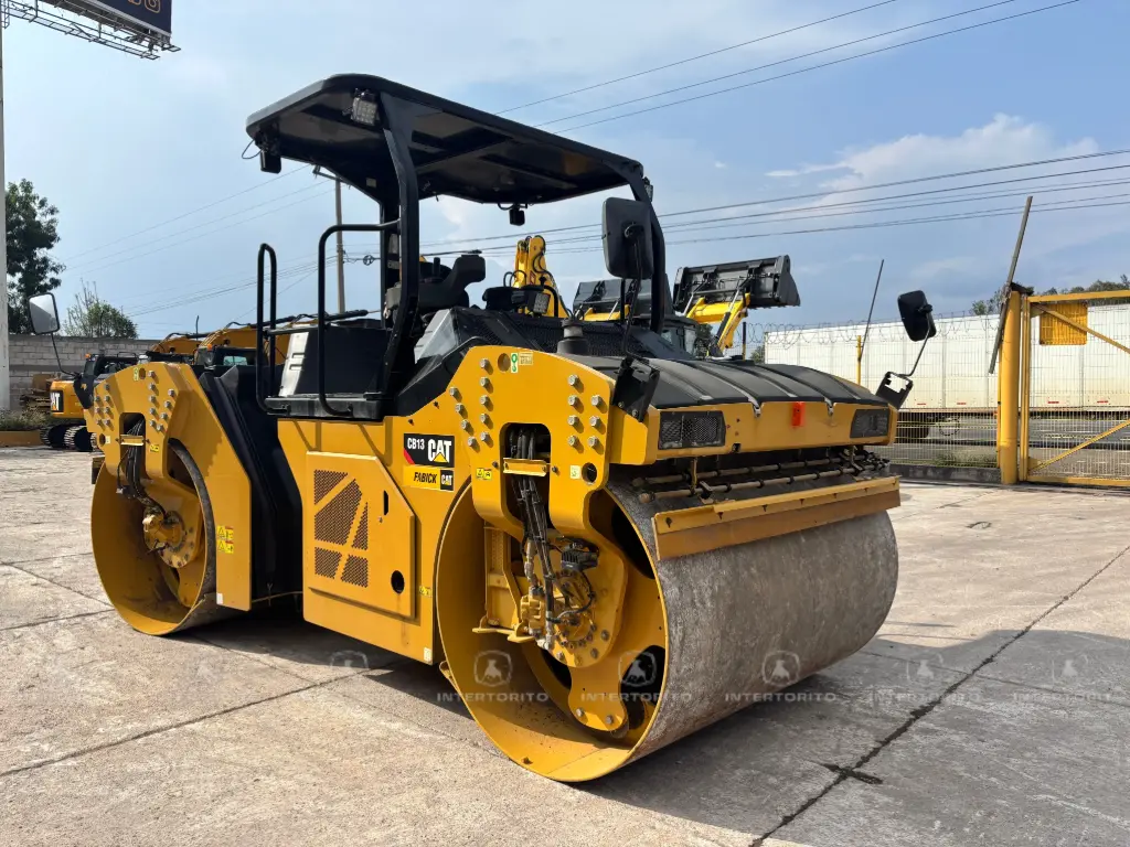 Vibrocompactador Tandem CAT CB13