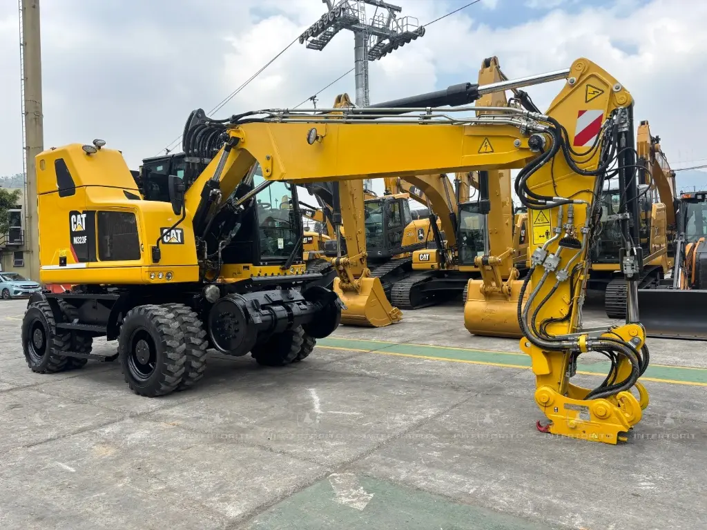 Excavadora sobre neumáticos para rieles  CAT M323F