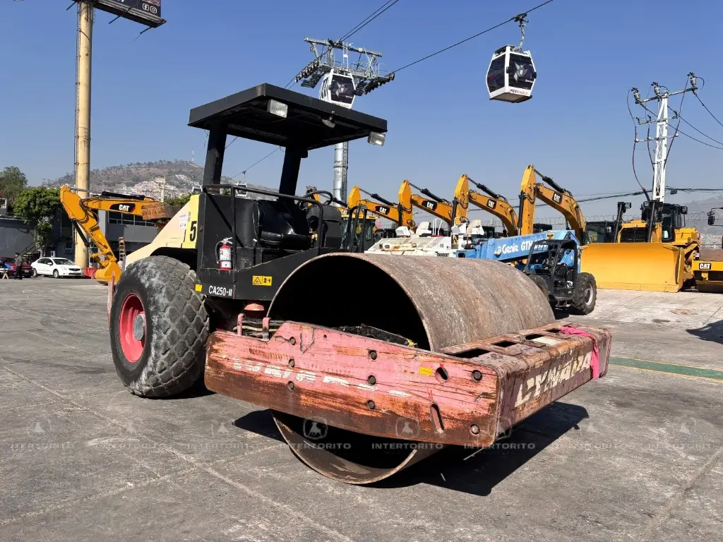 Compactador de suelo DYNAPAC CA250D