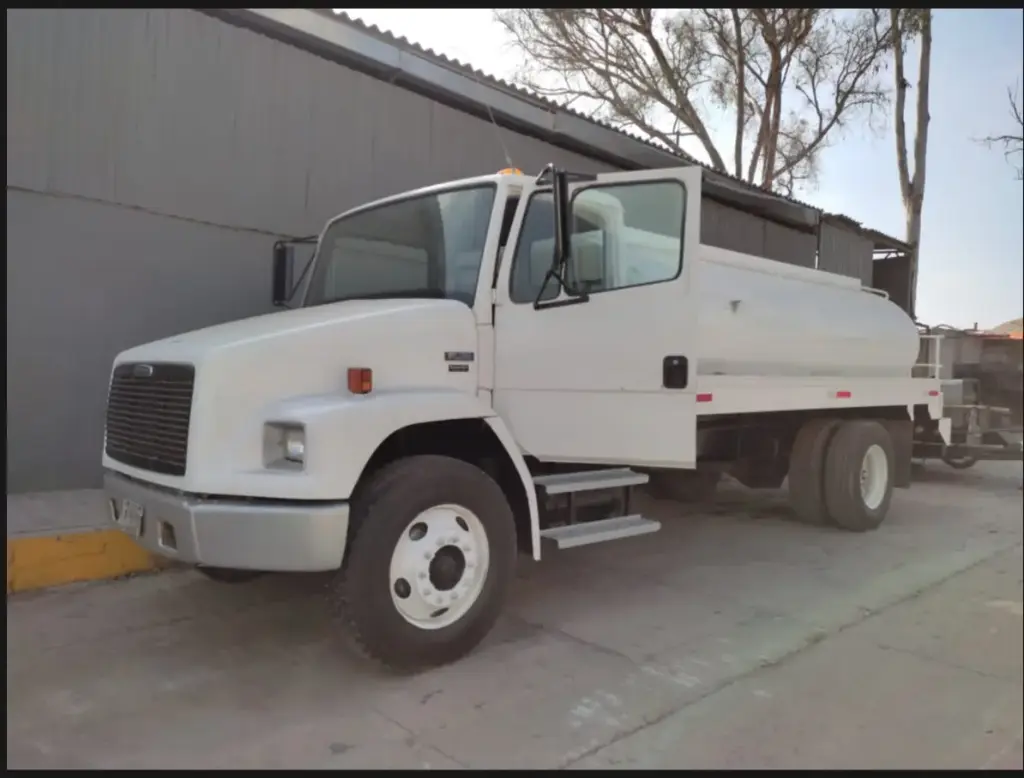 Pipa de agua Freightliner 10,000 litros