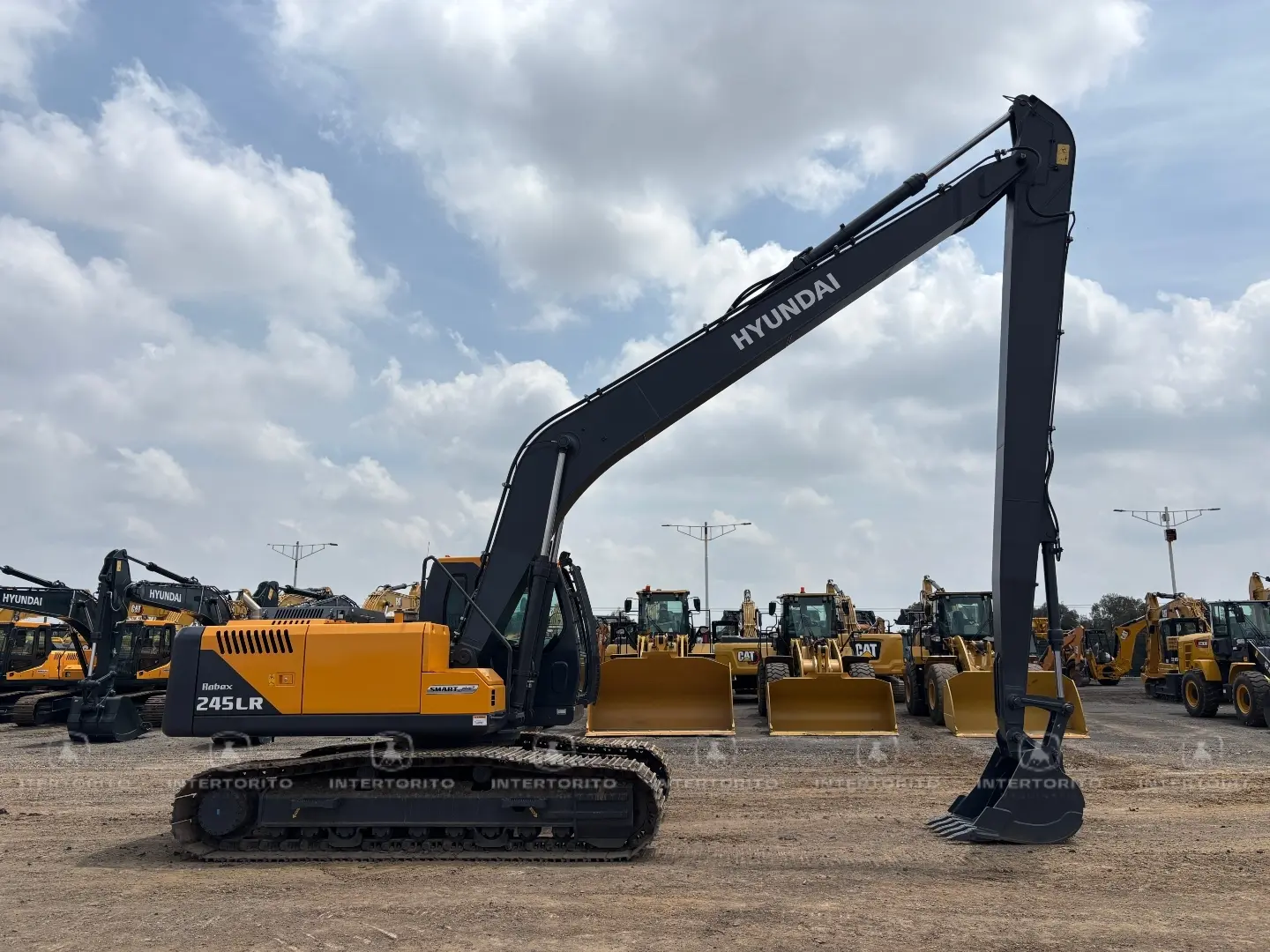EXCAVADORA HYUNDAI R245 LC CE0060630