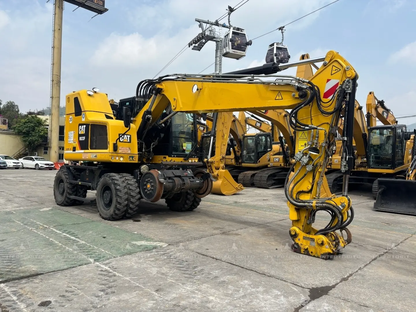 EXCAVADORA SOBRE NEUMATICOS PARA RIELES CAT M323F RH300225