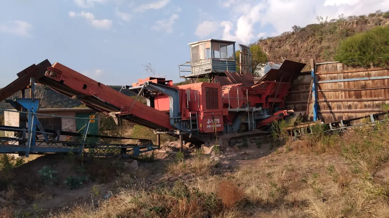 Triturador primario de quijadas 30x42 sobre orugas Terex-Finlay modelo J1175 (año de fabricación: 2016) trabaja con a diesel Caterpillar